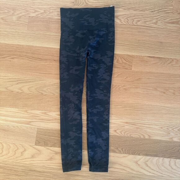 SPANX Look At Me Now Cropped Leggings – Black Camo, Size S - Picture 2 of 4